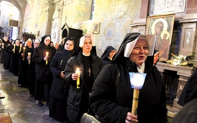  Procesji z gromnicami, w której wzięli udział przedstawiciele rodzin zakonnych z całej diecezji, przewodniczył nuncjusz apostolski w Polsce