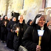  Procesji z gromnicami, w której wzięli udział przedstawiciele rodzin zakonnych z całej diecezji, przewodniczył nuncjusz apostolski w Polsce