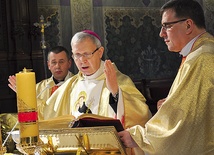 Mszę św. wraz z bp. Piotrem Liberą odprawiał m.in. ks. Bogdan Pawłowski, rektor sanktuarium w Ratowie