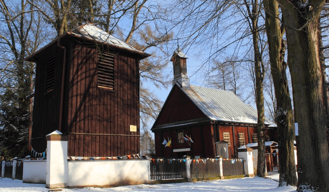 Zabytkowe kościół i dzwonnica w Skułach