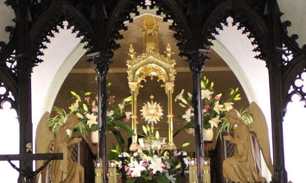 Jezus w monstrancji łączy dwie części kościoła Trójcy Przenajświętszej - tę, w której modlą się siostry klaryski, i tę, w której gromadzą się wierni