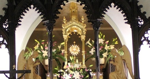 Jezus w monstrancji łączy dwie części kościoła Trójcy Przenajświętszej - tę, w której modlą się siostry klaryski, i tę, w której gromadzą się wierni