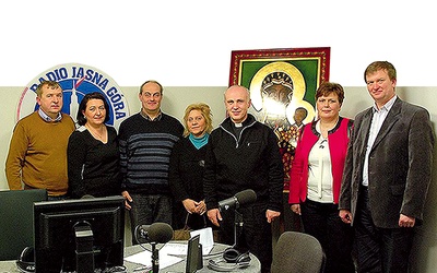  W studiu Radia Jasna Góra (od lewej): Dariusz i Anna Nachtygalowie, Olgierd i Joanna Radoniowie, ks. Andrzej Gajewski, Joanna i Zbigniew Jastrzębowscy 
