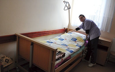  Opiekę hospicyjną, prowadzoną przez Caritas diecezji płockiej, świadczą osoby, które poza wykształceniem medycznym mają też przygotowanie psychologiczne do pracy z pacjentami terminalnie chorymi i ich rodzinami