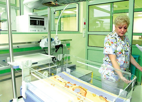  Pielęgniarki z Oddziału Chirurgii USD cieszą się z nowych inkubatorów, w których leczone będą wcześniaki