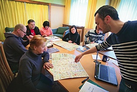 Polacy ewakuowani  z Donbasu uczą się języka polskiego i historii. Pani Ines doskonale mówi po polsku, podobnie pan Oleg (naprzeciwko) i pan Anatol (w okularach)