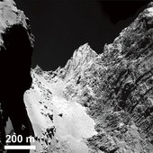 Pokryta głazami powierzchnia komety Czuriumow- -Gierasimienko
