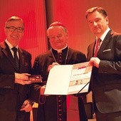  Dyplom „Zasłużonego dla NSZZ »Solidarność«”  bp. Tadeuszowi Rakoczemu wręczyli Piotr Duda (z prawej) i poseł Stanisław Szwed 