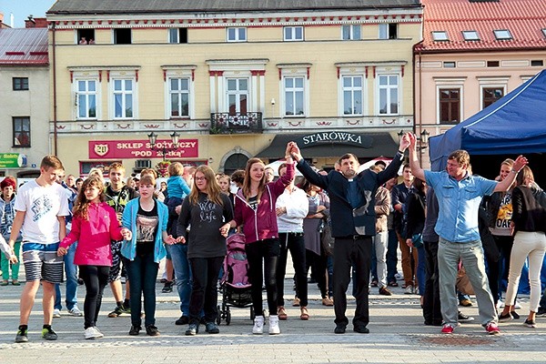  Młodzi z ks. Andrzejem podczas pierwszego święta patrona miasta zatańczyli dla ks. Bosko na rynku 