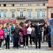  Młodzi z ks. Andrzejem podczas pierwszego święta patrona miasta zatańczyli dla ks. Bosko na rynku 