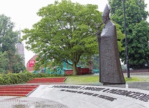 Pomnik kard. Kominka znajduje się na Ostrowie Tumskim we Wrocławiu 