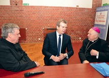  Od lewej: ks. prof. Jan Turkiel, Jacek Graczyk – burmistrz Ustki,  abp Tadeusz Gocłowski 