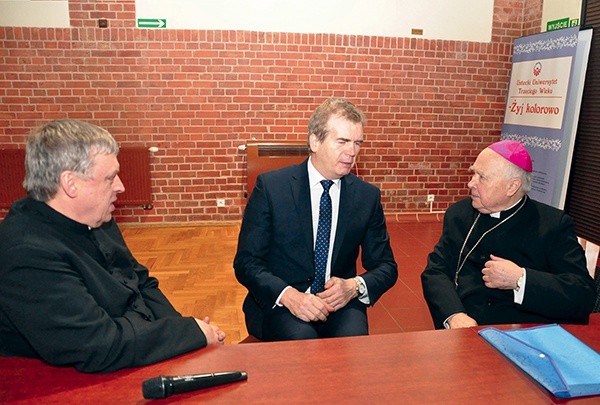  Od lewej: ks. prof. Jan Turkiel, Jacek Graczyk – burmistrz Ustki,  abp Tadeusz Gocłowski 