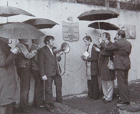 Ks. Jerzy Popiełuszko w sierpniu 1981 r. podczas odsłaniania tablicy poświęconej ofiarom grudnia 1970, zamontowanej na murze  przy Stoczni Gdańskiej