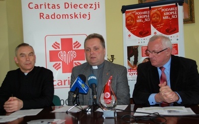 Ks. Mirosław Bandos, ks. Robert Kowalski i Józef Waniek opowiadali o obchodach Dnia Chorego w Radomiu