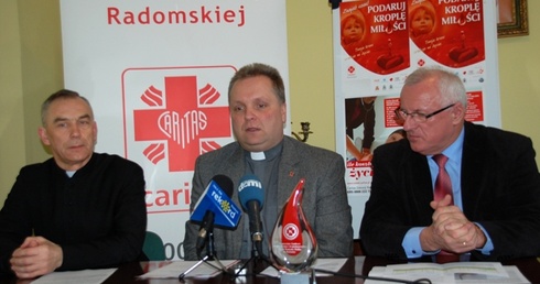 Ks. Mirosław Bandos, ks. Robert Kowalski i Józef Waniek opowiadali o obchodach Dnia Chorego w Radomiu