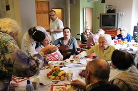 Wspólnotowe spotkania w salonie to jedne z ulubionych zajęć seniorów "Józefowa"