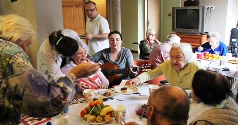 Wspólnotowe spotkania w salonie to jedne z ulubionych zajęć seniorów "Józefowa"
