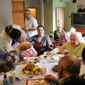 Wspólnotowe spotkania w salonie to jedne z ulubionych zajęć seniorów "Józefowa"