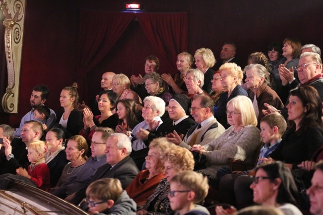 Zespół Teatralny Parafii św. Elżbiety na scenie