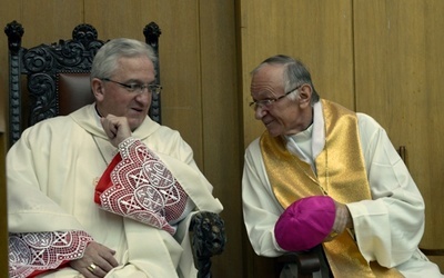 Mszy św. w szpitalnej kaplicy przewodniczył abp Celestino Migliore, nuncjusz apostolski w Polsce. Obok (z prawej) abp Zygmunt Zimowski