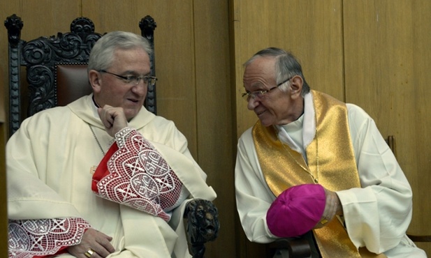Mszy św. w szpitalnej kaplicy przewodniczył abp Celestino Migliore, nuncjusz apostolski w Polsce. Obok (z prawej) abp Zygmunt Zimowski