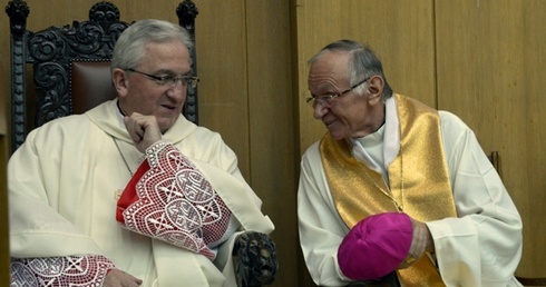 Mszy św. w szpitalnej kaplicy przewodniczył abp Celestino Migliore, nuncjusz apostolski w Polsce. Obok (z prawej) abp Zygmunt Zimowski
