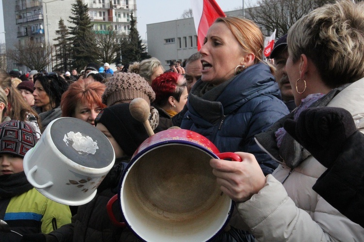 Protest kobiet przed siedzibą JSW