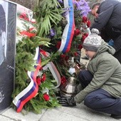 Kwiaty na grobie kata Armii Krajowej
