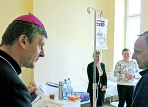  Bp Roman odwiedził chorych i udzielił im błogosławieństwa