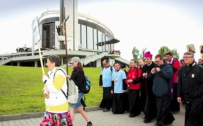  Pielgrzymi bielsko-żywieccy przed świątynią w Krakowie