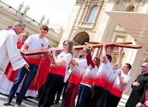Młodzież z Polski odebrała  symbole ŚDM od młodzieży brazylijskiej w Niedzielę Palmową 2014 roku. Od tego czasu peregrynują po Europie Środkowej. Teraz przyjadą do naszej diecezji