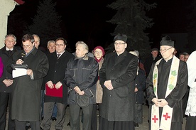 Na zdjęciu: Uczestnicy uroczystości upamiętniającej wywiezionych do ZSRR. Przemawia Bernard Gaida
