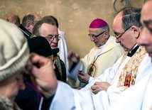  Biskup senior wraz z kapłanami koncelebrującymi Eucharystię udzielili sakramentu namaszczenia chorych niemal wszystkim pielgrzymom