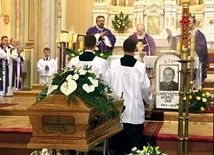 Na zdjęciu: Mszy pogrzebowej przewodniczył bp Paweł Stobrawa