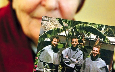 Marianna Wysoczańska pokazuje zdjęcie trzech polskich franciszkanów: od lewej jej ocalały syn o. Jarosław oraz męczennicy o. Zbigniew i o. Michał