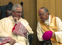  Abp Migliore (po lewej) i abp Zimowski tuż po zakończeniu Eucharystii