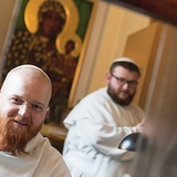 Grający bracia Ireneusz Bekier (z lewej) i Pio Sytniewski są furtianami w klasztorze 