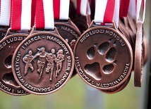 Każdy z uczestników biegu otrzyma pamiątkową koszulkę i medal