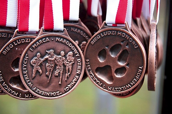 Każdy z uczestników biegu otrzyma pamiątkową koszulkę i medal