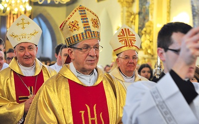 W procesji do ołtarza w sądeckiej bazylice 