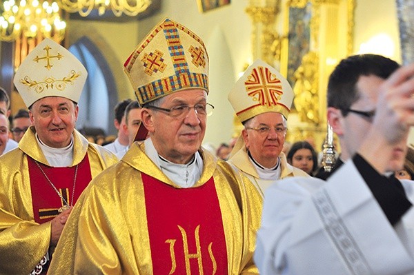 W procesji do ołtarza w sądeckiej bazylice 