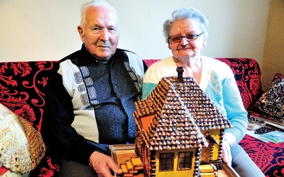 Pan  Wacław  z żoną  trzymają  model domu,  który  zbudował po wykryciu  choroby  Parkinsona