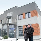  Katarzyna i Jarosław Cieciurowie przed rybnickim „Centrum Naturalnie”