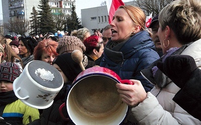  Protest żon górników pod siedzibą JSW