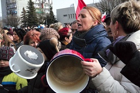  Protest żon górników pod siedzibą JSW