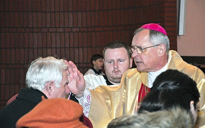 Słupsk, 11 lutego. W kościele św. Józefa bp Edward Dajczak udzielił kilkudziesięciu osobom sakramentu namaszczenia chorych oraz spotkał się z przedstawicielami służby zdrowia. Pasterz diecezji odwiedził także słupskie hospicjum