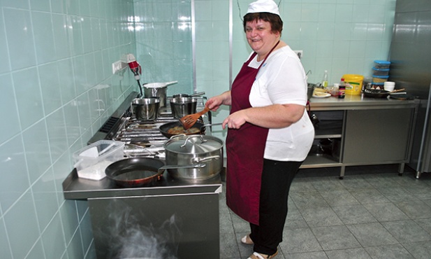 Pani Zosia w kuchni czuje się wspaniale, a jej placki ziemniaczane smakują każdemu! 