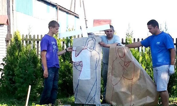 Romek i Bogdan Sokaczowie przy budowie plenerowych stacji drogi krzyżowej w Pogórzu