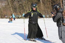 Ks. Henryk Urbaś, salezjanin, na co dzień katechizuje, a w wolnych chwilach uczy narciarstwa młodych ze Świętochłowic